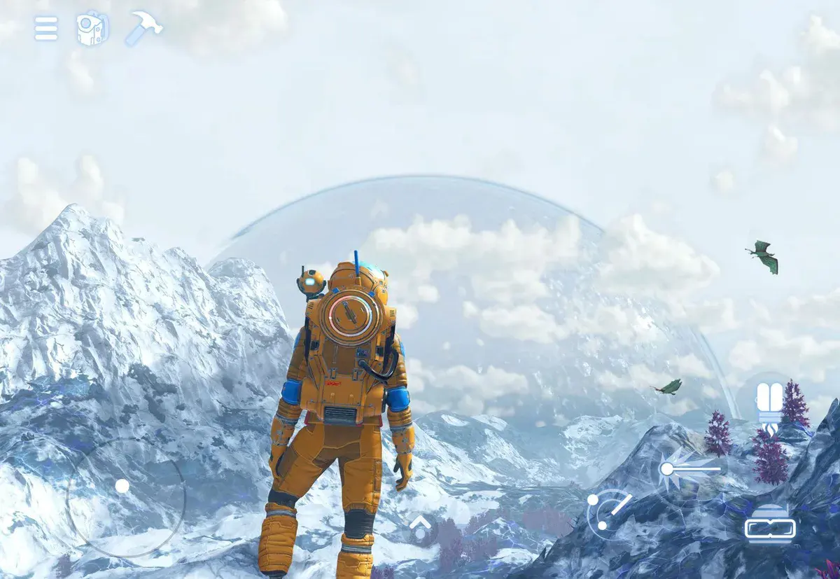 Un voyageur en combinaison orange contemple une montagne enneigée et une planète géante dans No Man's Sky sur iPad, commandes tactiles affichées
