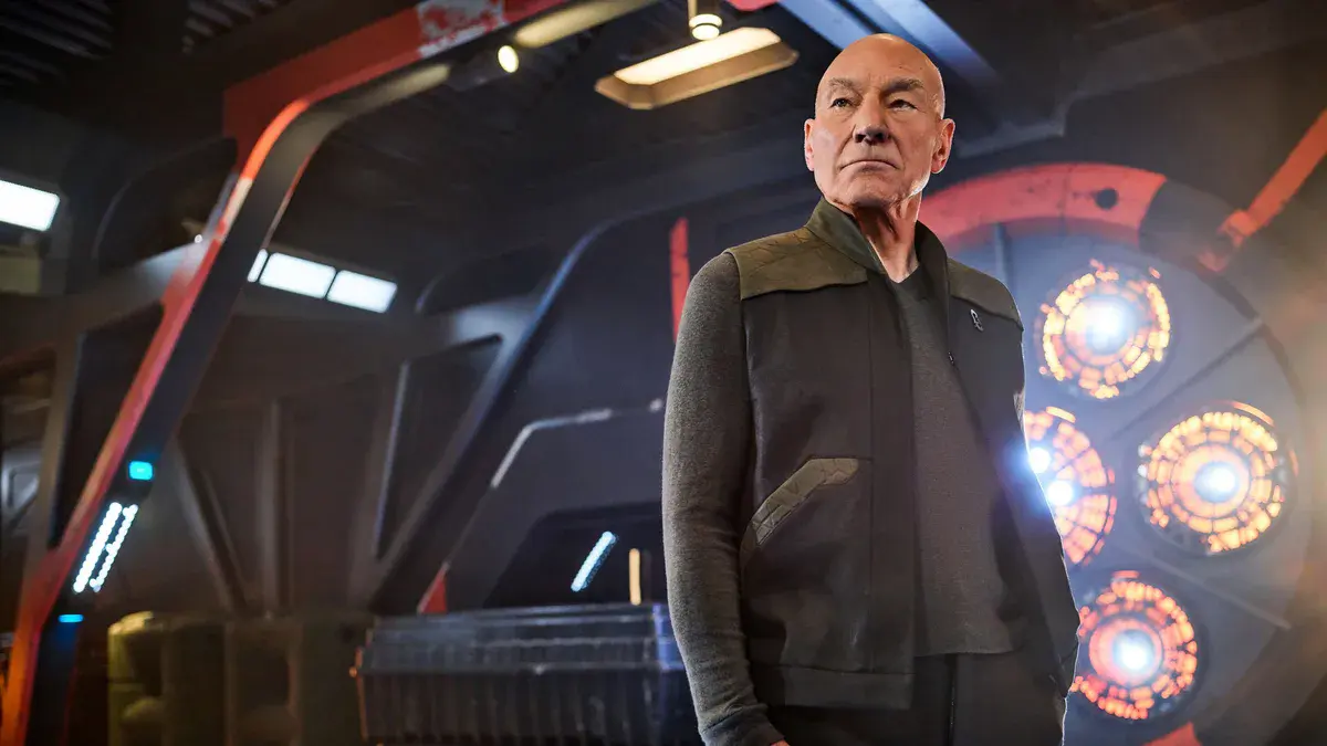 Patrick Stewart en amiral Jean-Luc Picard, debout à bord d'un vaisseau, dans la série Star Trek: Picard