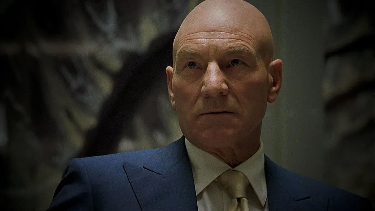 Patrick Stewart en professeur Charles Xavier, en costume, le regard fixe, dans X-Men 2