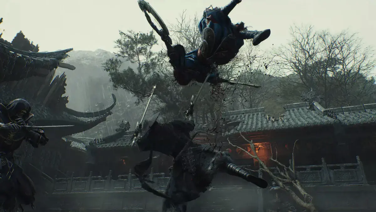 Soul frappe un adversaire en armure bleue projeté dans les airs, devant un temple aux toits de tuiles sous la pluie, dans Phantom Blade Zero