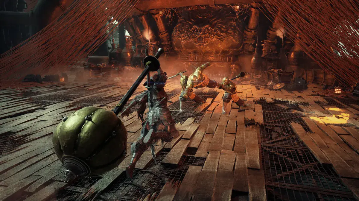 Soul abat une masse géante face à trois moines dorés qui chargent, dans une salle aux planches éclatées et aux cordages rouges de Phantom Blade Zero