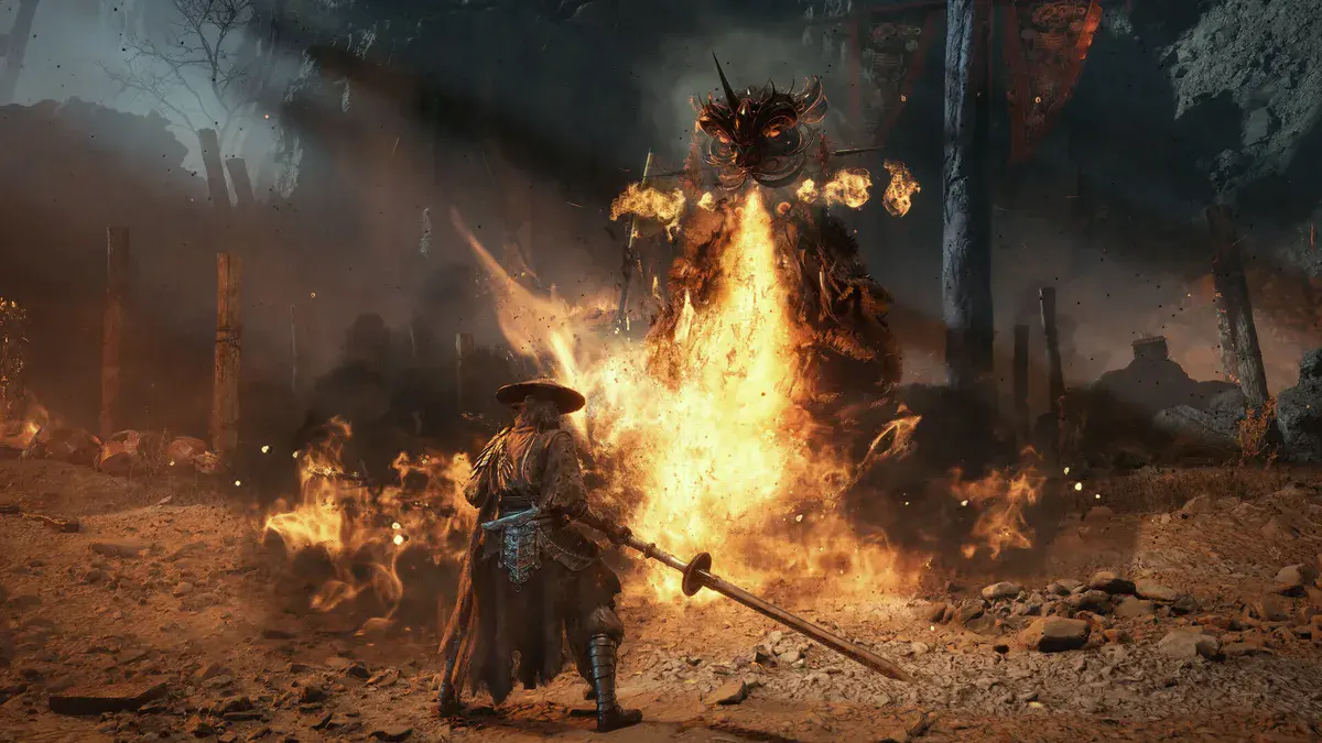 Soul, chapeau à large bord et longue épée en main, fait face à un colosse masqué qui crache des flammes dans Phantom Blade Zero