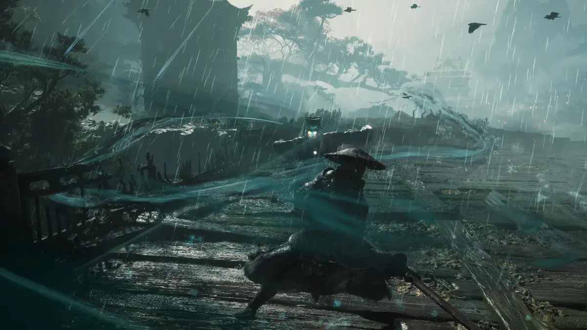 Soul, chapeau de paille sur la tête, frappe sous une pluie battante face à un assassin masqué sur un ponton de bois dans Phantom Blade Zero