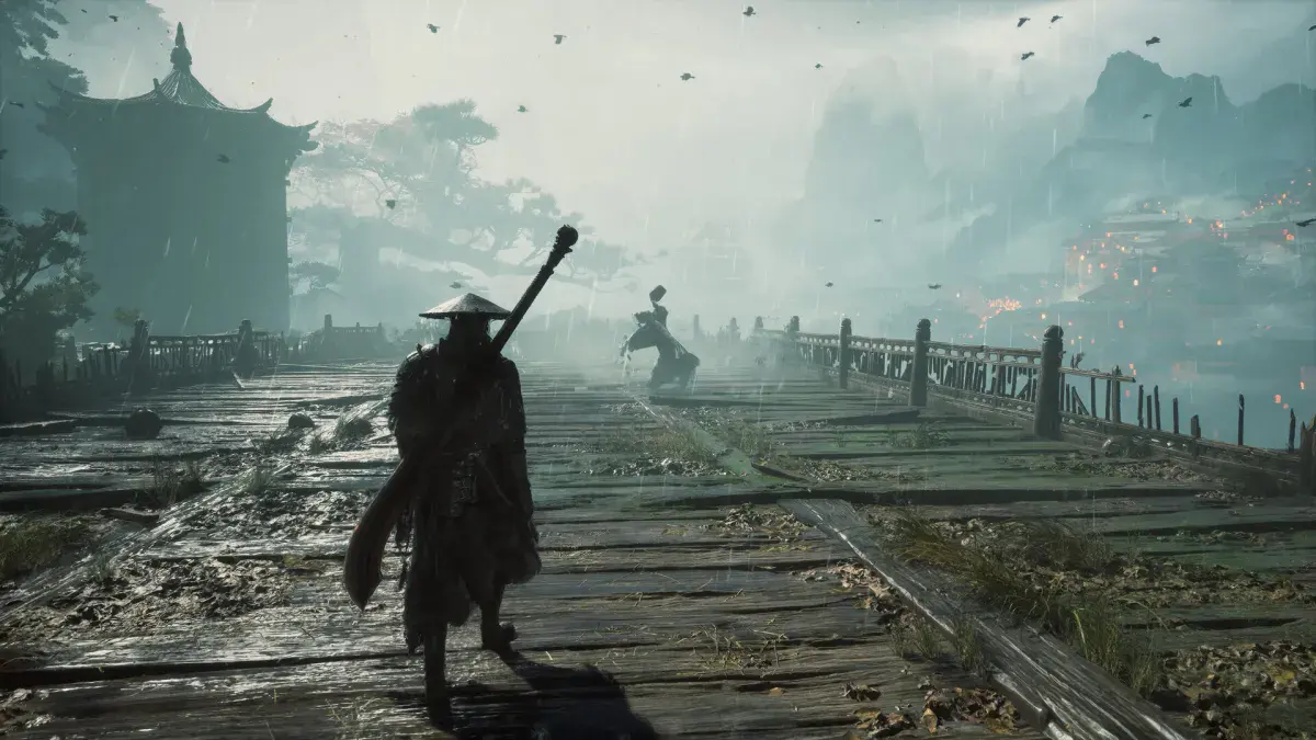Soul, de dos sous son chapeau de paille et sabre dans le dos, avance sous la pluie sur un pont de bois vers un ennemi dans Phantom Blade Zero