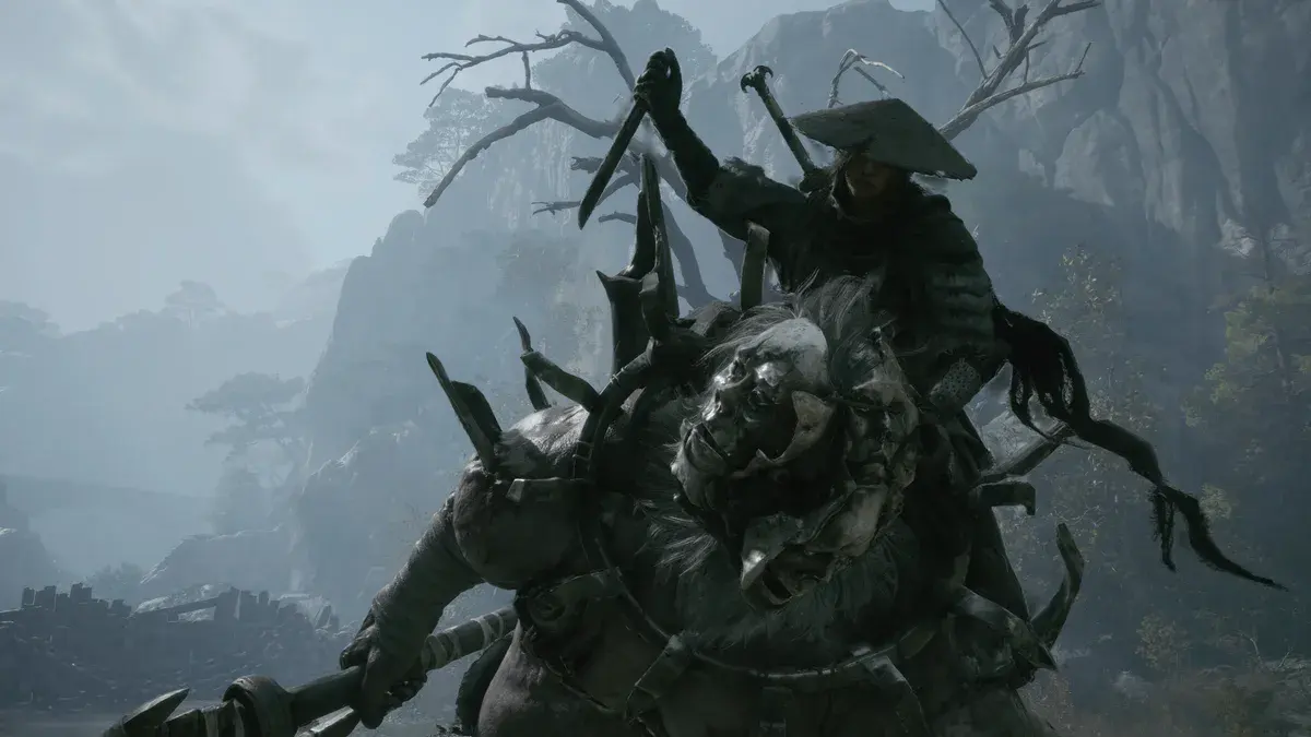 Soul bondit au-dessus d'une créature difforme hérissée de pointes, lame levée, dans une forêt brumeuse de Phantom Blade Zero