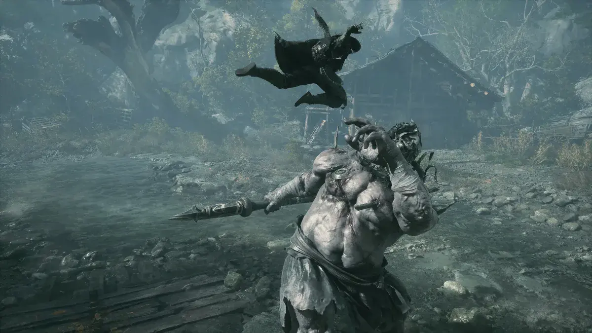 Soul bondit au-dessus d'un géant au torse lacéré, lance à la main, devant une cabane en bois dans Phantom Blade Zero