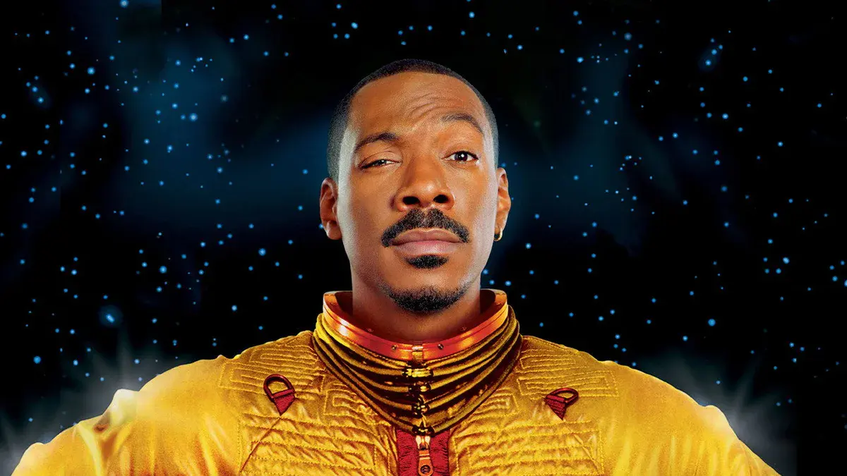 Eddie Murphy en combinaison spatiale dorée sur fond d'étoiles dans Pluto Nash