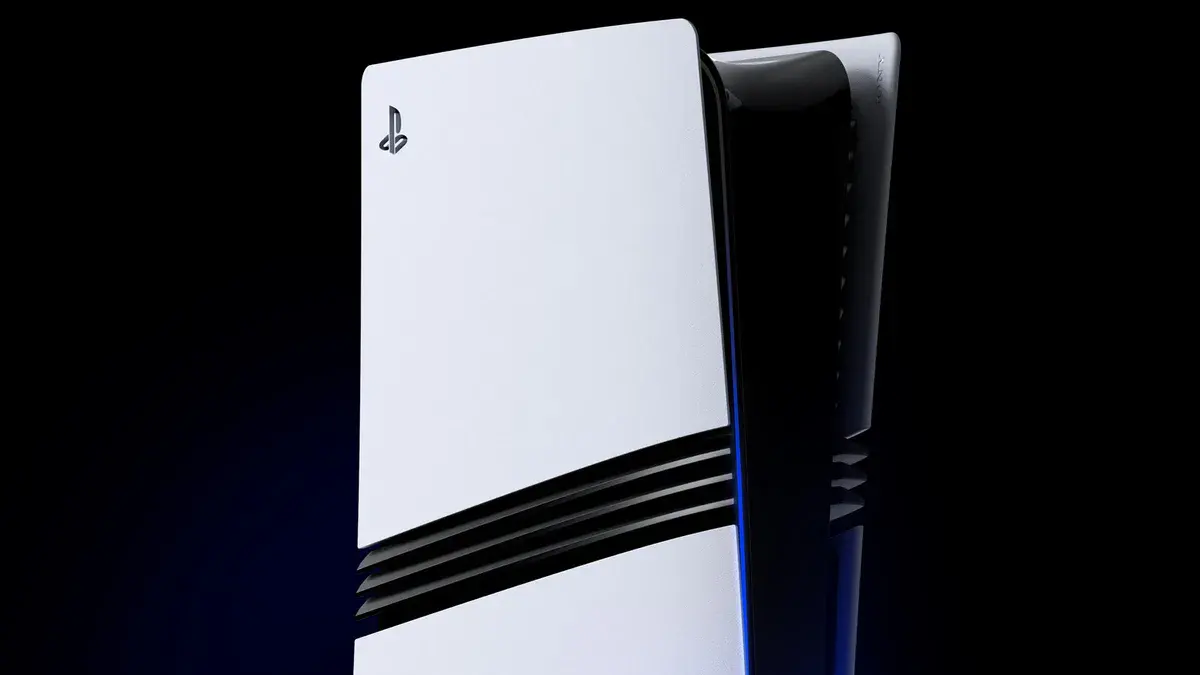 La PS5 Pro de Sony en gros plan sur fond noir, coque blanche barrée de trois bandes noires et logo PlayStation en relief