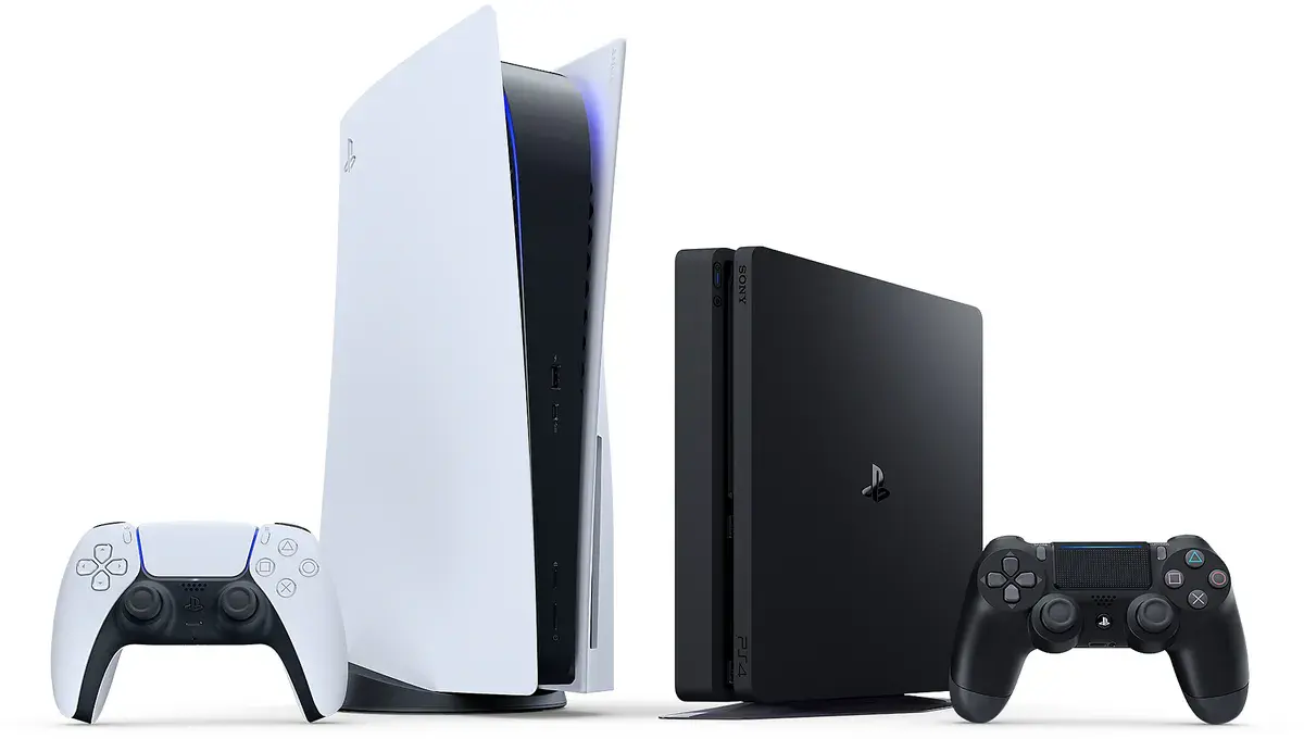 Une PS5 blanche avec sa manette DualSense à côté d'une PS4 noire et de sa manette DualShock 4, sur fond blanc