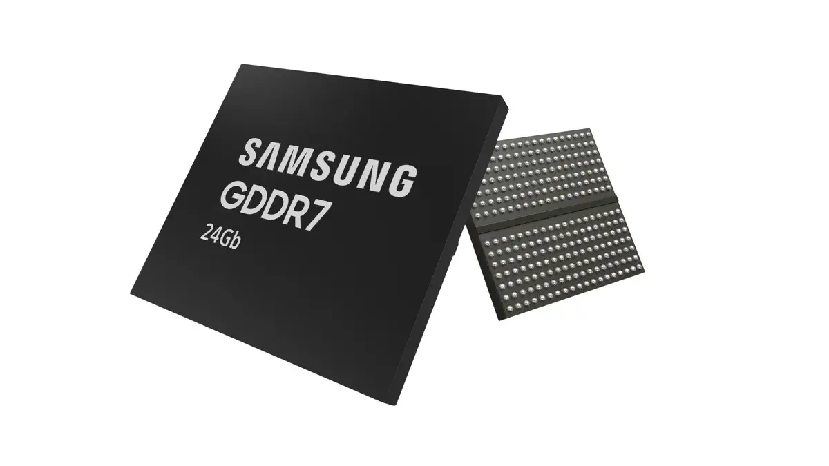 Une puce de mémoire graphique Samsung GDDR7 de 24 Gb vue de biais, à côté de sa face inférieure couverte de billes de soudure
