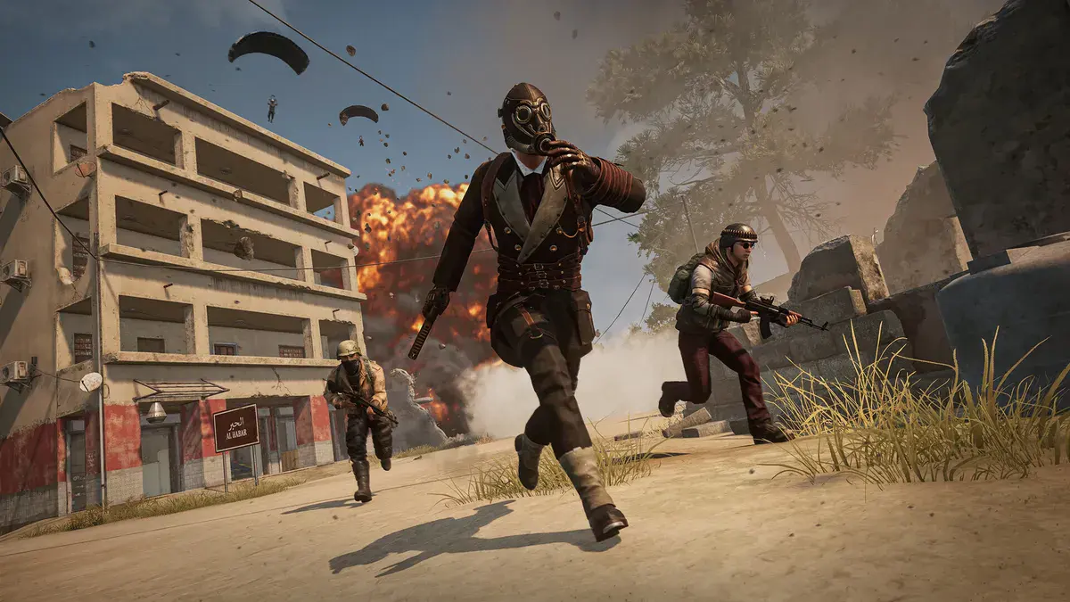 Des combattants courent devant une explosion pendant que d'autres joueurs descendent en parachute, dans PUBG: Battlegrounds