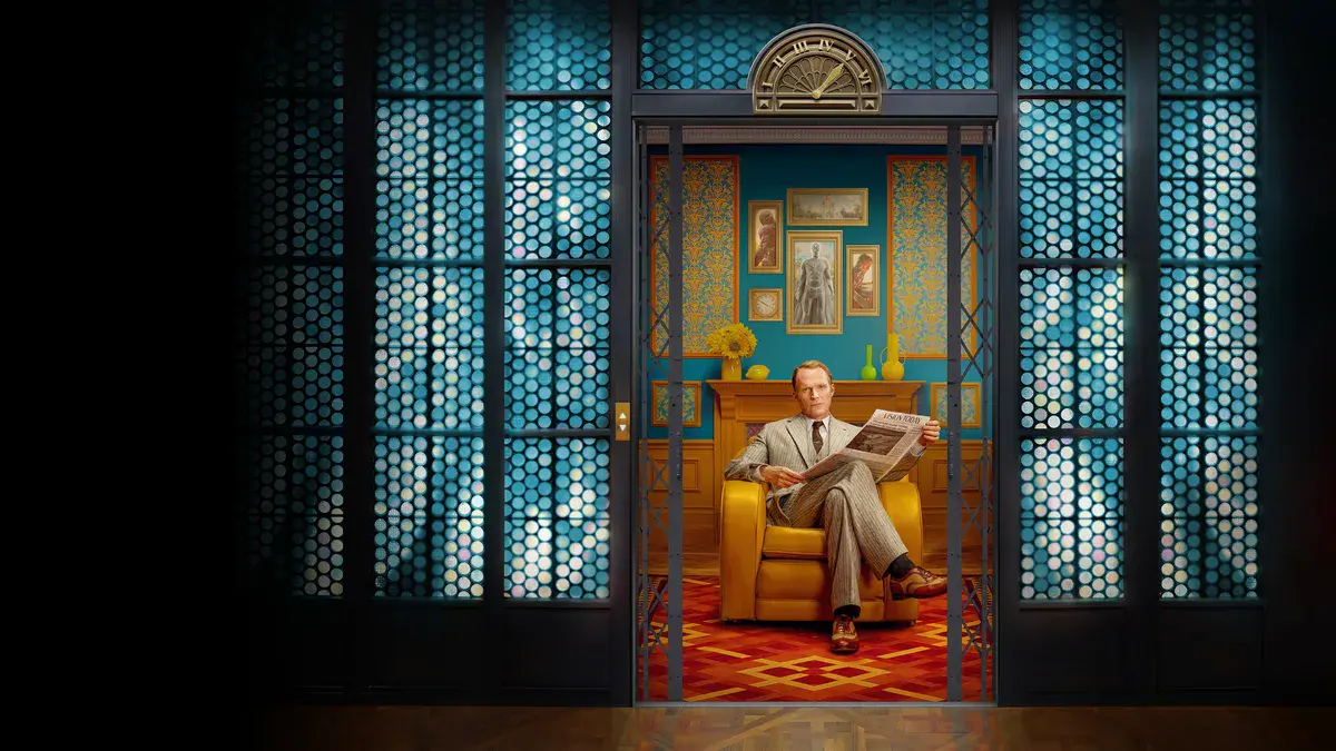 VisionQuest : Paul Bettany, assis dans un fauteuil jaune au fond d'un ascenseur