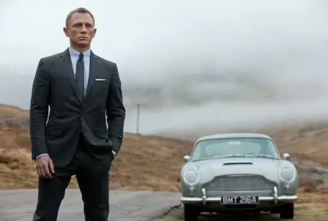 Image - Quel ordre regarder james bond