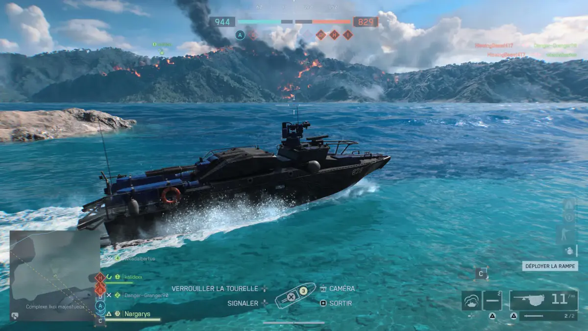 Le patrouilleur blindé RCB-90 fend la houle à pleine vitesse au large du Complexe Ikoi majestueux dans Battlefield 6