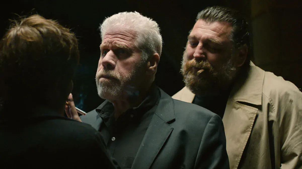 Ron Perlman en costume sombre dans Ya no quedan junglas, le thriller réalisé par Gabriel Beristain en 2025