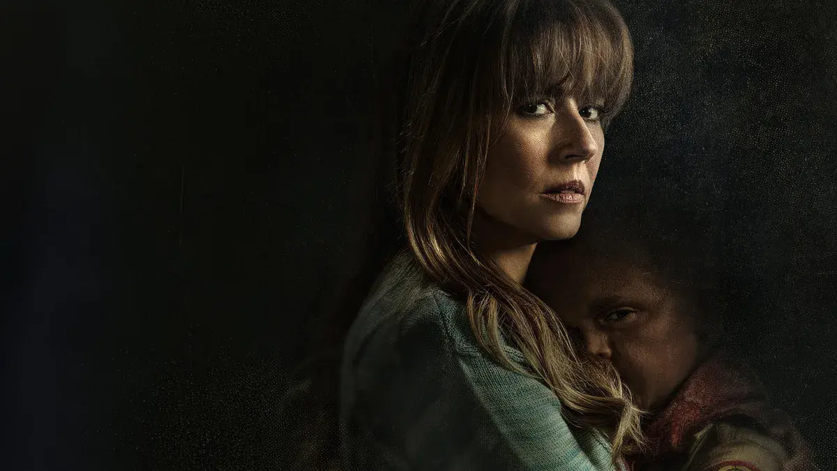 Linda Cardellini en Pamela Voorhees serrant contre elle son fils Jason, enfant, dans la série Crystal Lake