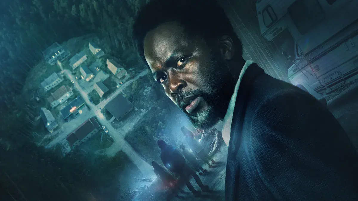 Harold Perrineau en Boyd Stevens devant une vue aérienne du village dont personne ne peut sortir, dans la série From