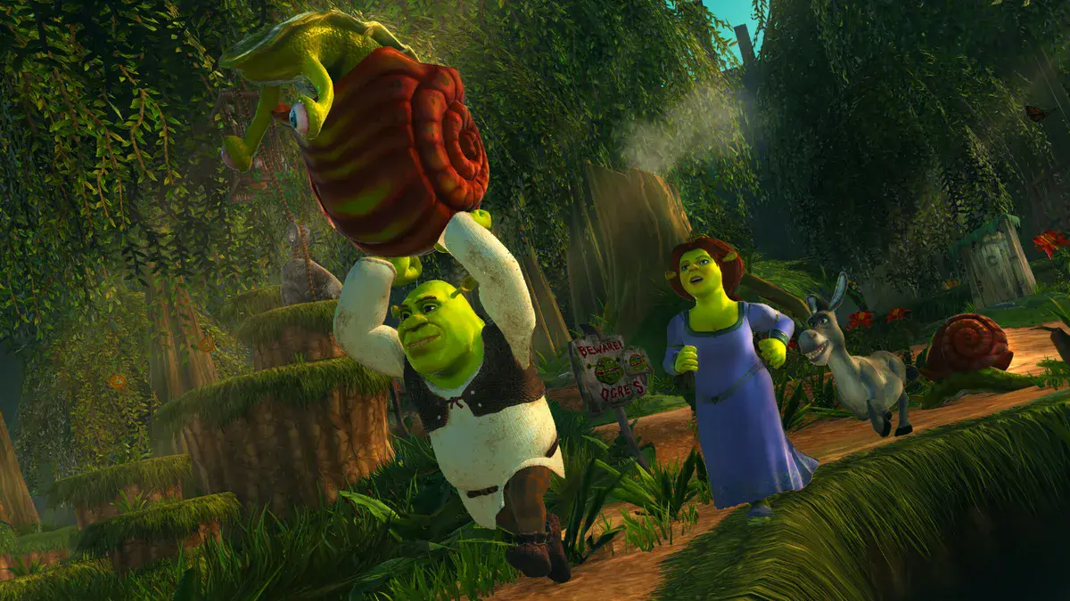 Shrek 2 Remastered : Shrek soulève un escargot géant dans son marais, suivi de Fiona et de l'Âne