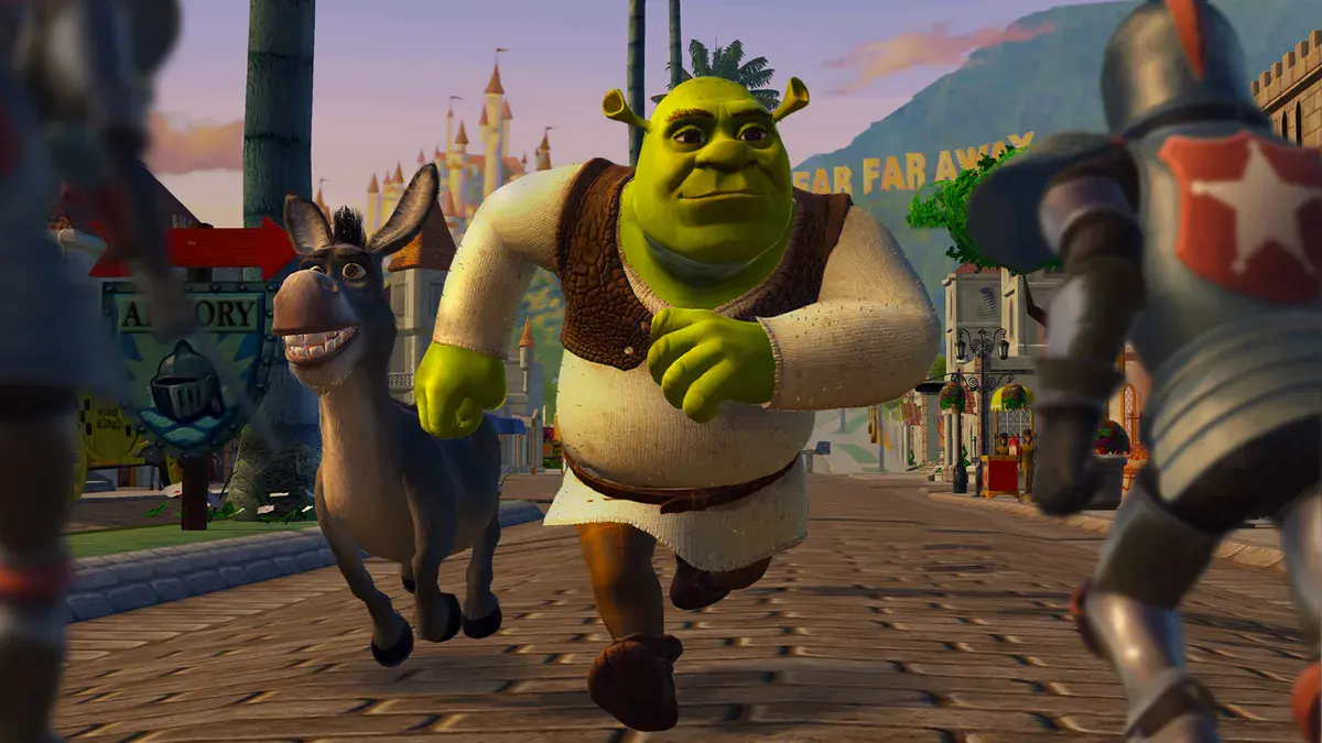 Shrek et l'Âne courent dans une rue de Fort Fort Lointain, poursuivis par des gardes en armure, dans DreamWorks Shrek 2 Remastered