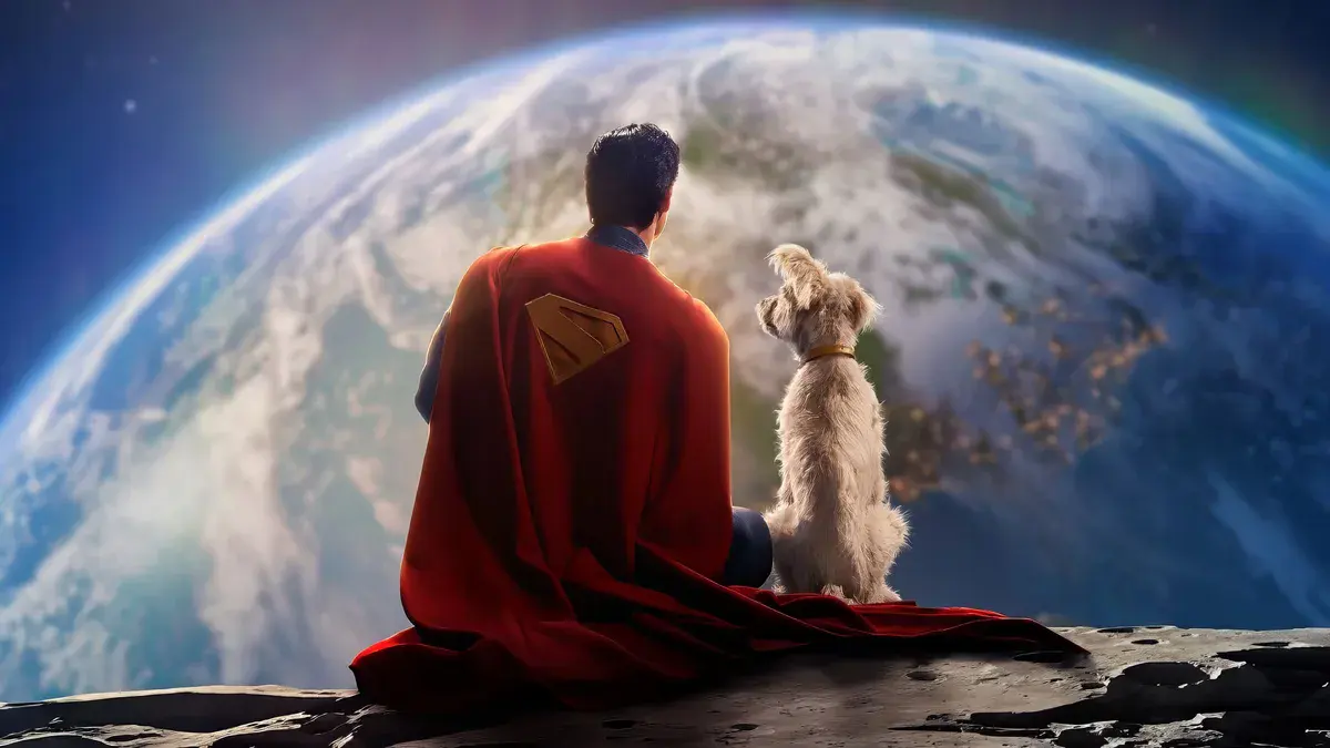 Superman, de dos, assis sur la Lune avec le chien Krypto face à la Terre, dans Superman de James Gunn (DC Studios)