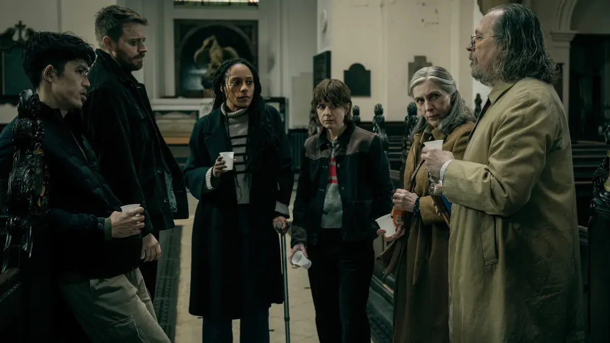 Roddy, River, Louisa appuyée sur une canne, Shirley, Catherine Standish et Jackson Lamb réunis dans une église lors de la veillée de Coe dans Slow Horses