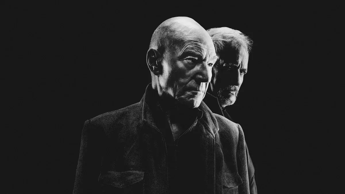 Patrick Stewart en noir et blanc, le regard dur, sur un visuel officiel de la série Star Trek: Picard