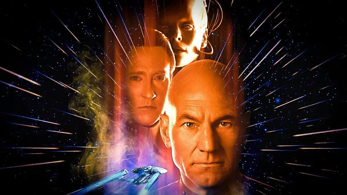 Patrick Stewart en Picard, Brent Spiner en Data et la reine des Borgs sur un visuel sans texte de Star Trek : Premier Contact
