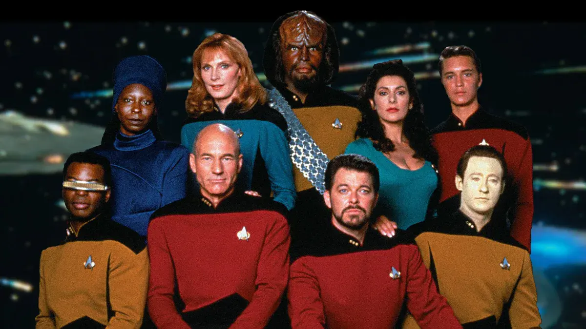L'équipage de Star Trek: The Next Generation réuni autour de Patrick Stewart, en uniforme rouge de capitaine au premier rang