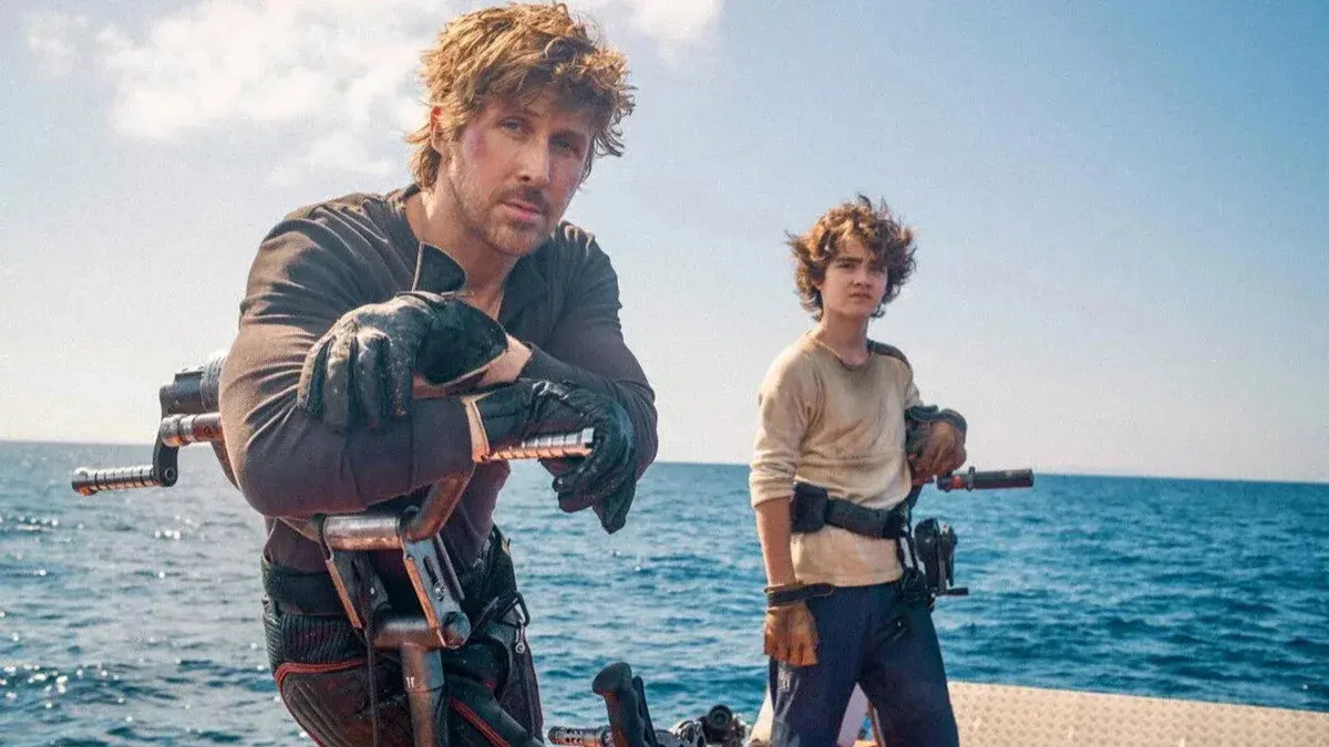 Ryan Gosling et Flynn Gray accoudés à des speeders face à la mer, photo officielle de Star Wars : Starfighter