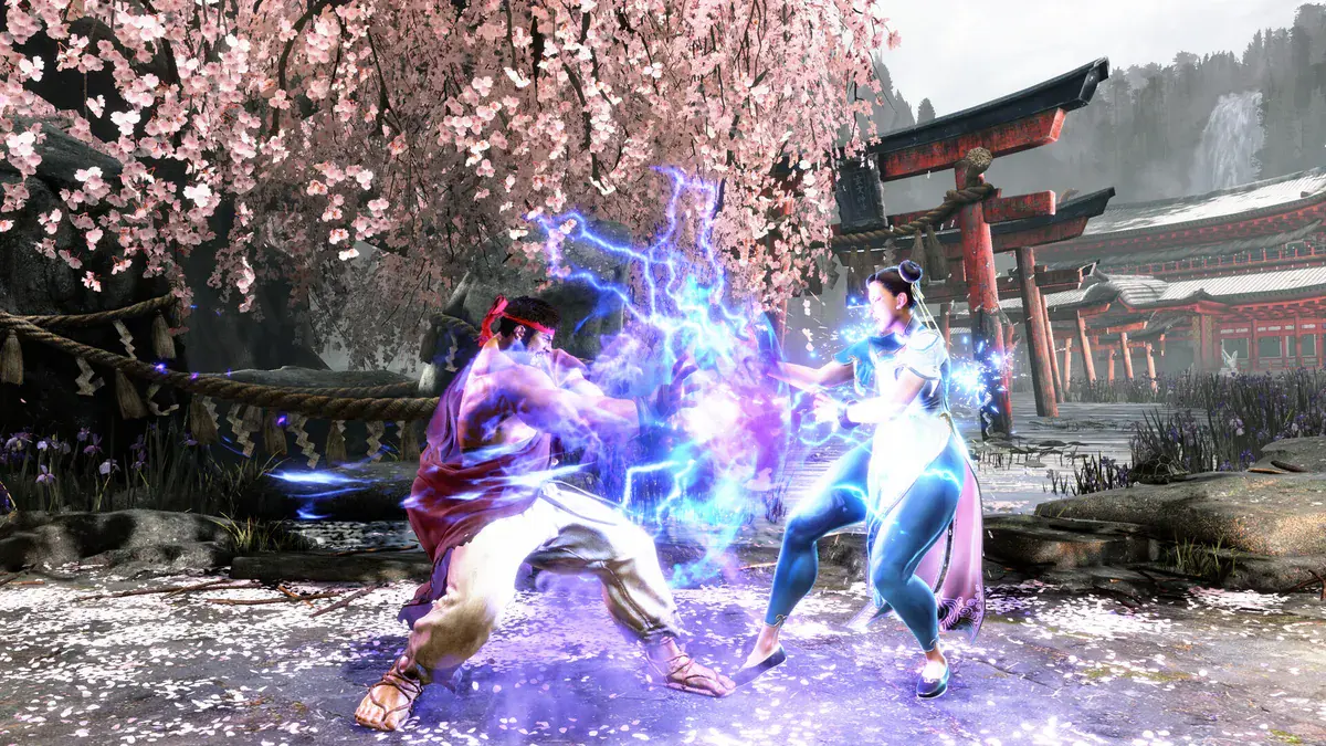Ryu affronte Chun-Li sous un cerisier en fleurs dans Street Fighter 6