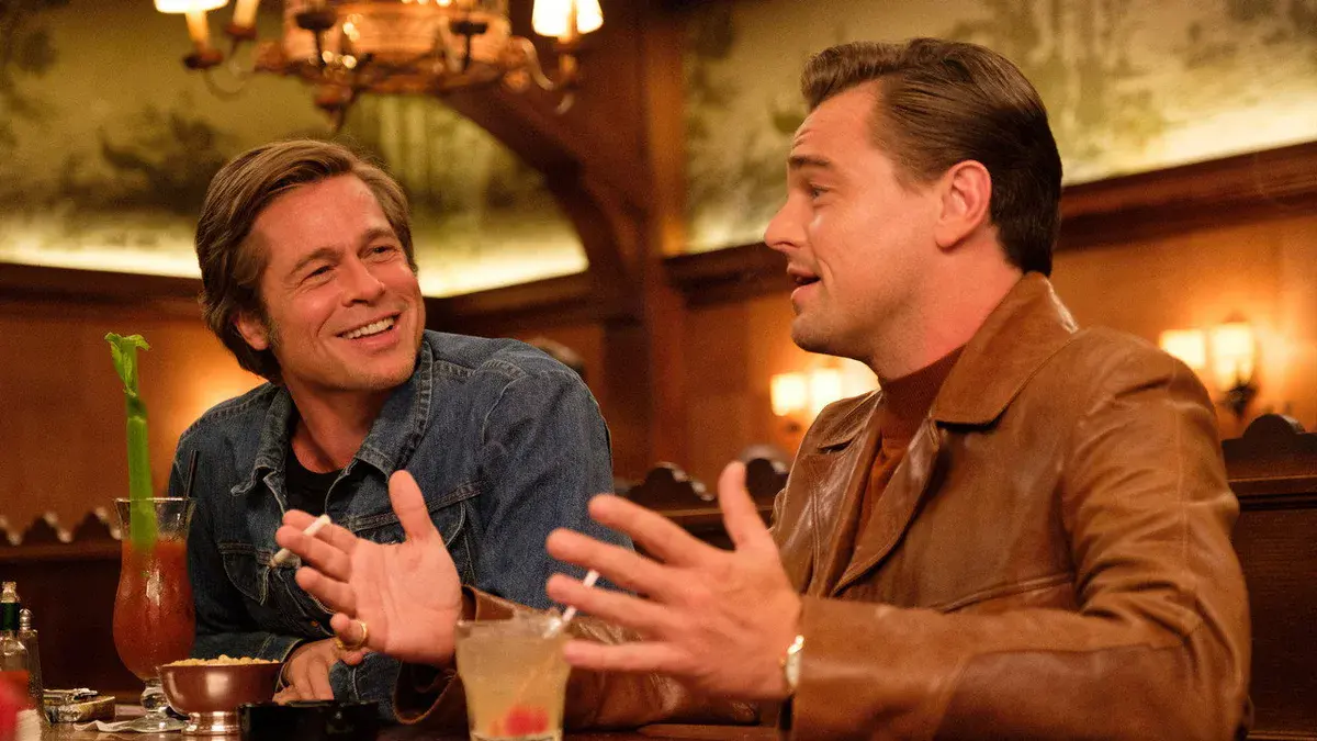 Brad Pitt et Leonardo DiCaprio au comptoir d'un bar dans Once Upon a Time in Hollywood de Quentin Tarantino