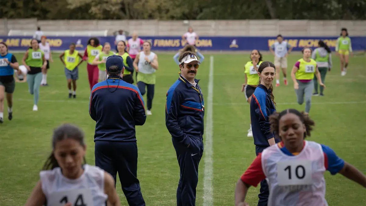 Jason Sudeikis, Brendan Hunt et Tanya Reynolds pendant les sélections de l'équipe féminine de Richmond dans la saison 4 de Ted Lasso