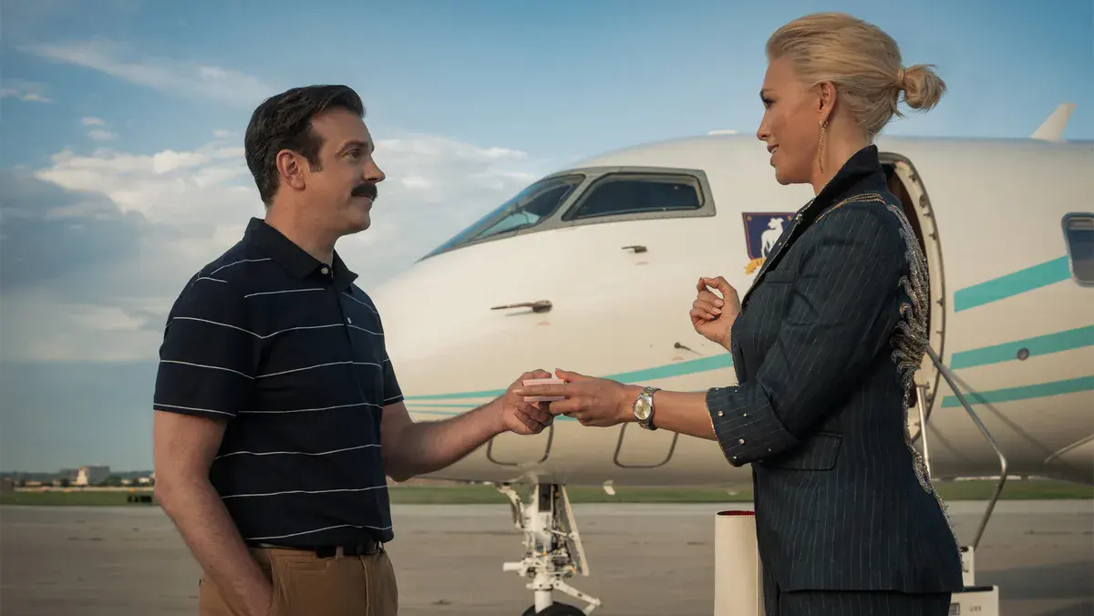 Jason Sudeikis (Ted) et Hannah Waddingham (Rebecca) devant un jet privé dans la saison 4 de Ted Lasso sur Apple TV