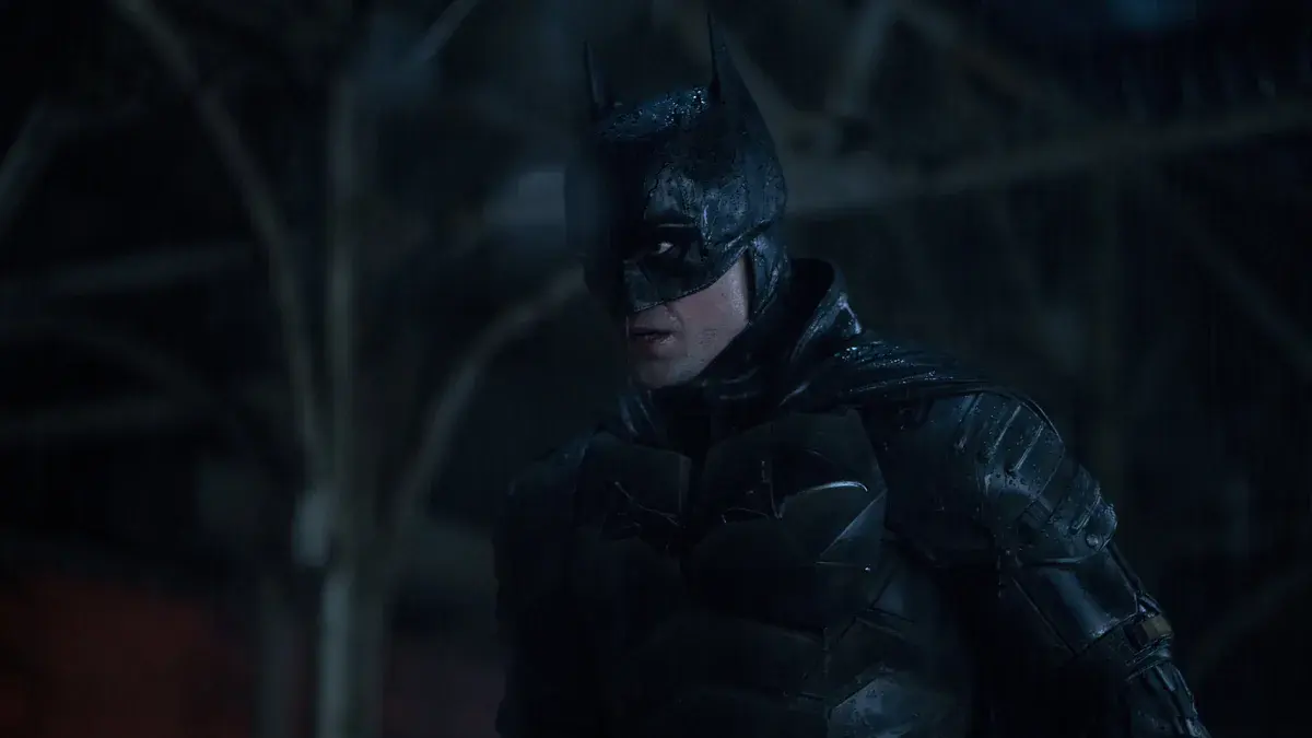 Robert Pattinson masqué en Batman sous la pluie, de nuit, dans The Batman de Matt Reeves (2022)