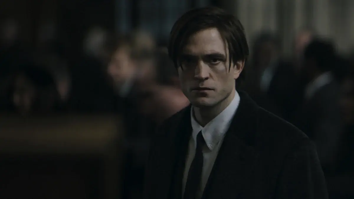 Robert Pattinson en Bruce Wayne, costume sombre et regard fermé, dans The Batman de Matt Reeves (2022)
