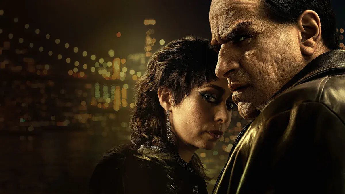 Colin Farrell en Oz Cobb et Cristin Milioti en Sofia Falcone, devant les lumières de Gotham la nuit, dans la série The Penguin