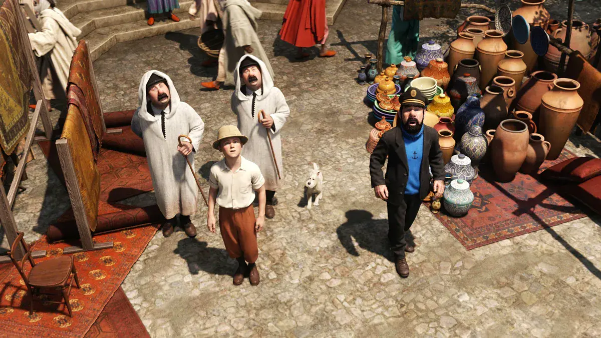 Tintin en casque colonial, Milou, le capitaine Haddock et les Dupondt déguisés en djellaba lèvent les yeux dans le marché de Bagghar, dans Les Aventures de Tintin : Le Secret de la Licorne