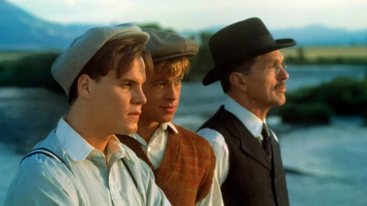 Craig Sheffer, Brad Pitt et Tom Skerritt, en chapeau noir, au bord de la rivière dans Et au milieu coule une rivière (1992)