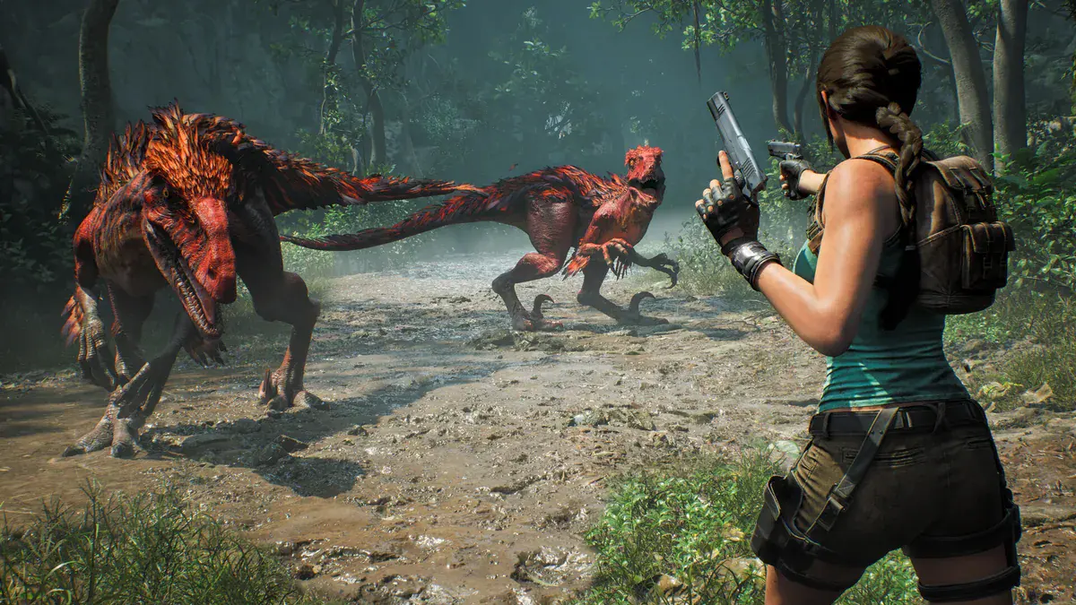 Lara Croft pointe ses pistolets vers deux raptors rouges dans la jungle, capture officielle de Tomb Raider : Legacy of Atlantis