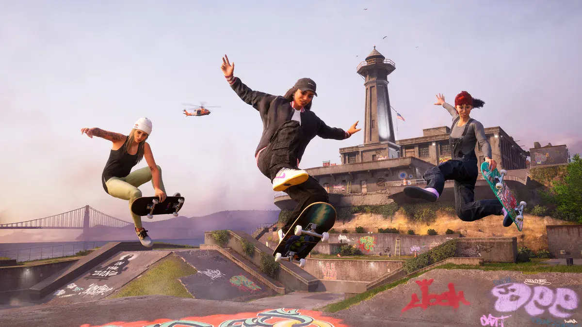 Trois skateurs en plein saut au-dessus d'un skatepark, devant le phare d'Alcatraz et le Golden Gate, dans Tony Hawk's Pro Skater 3 + 4
