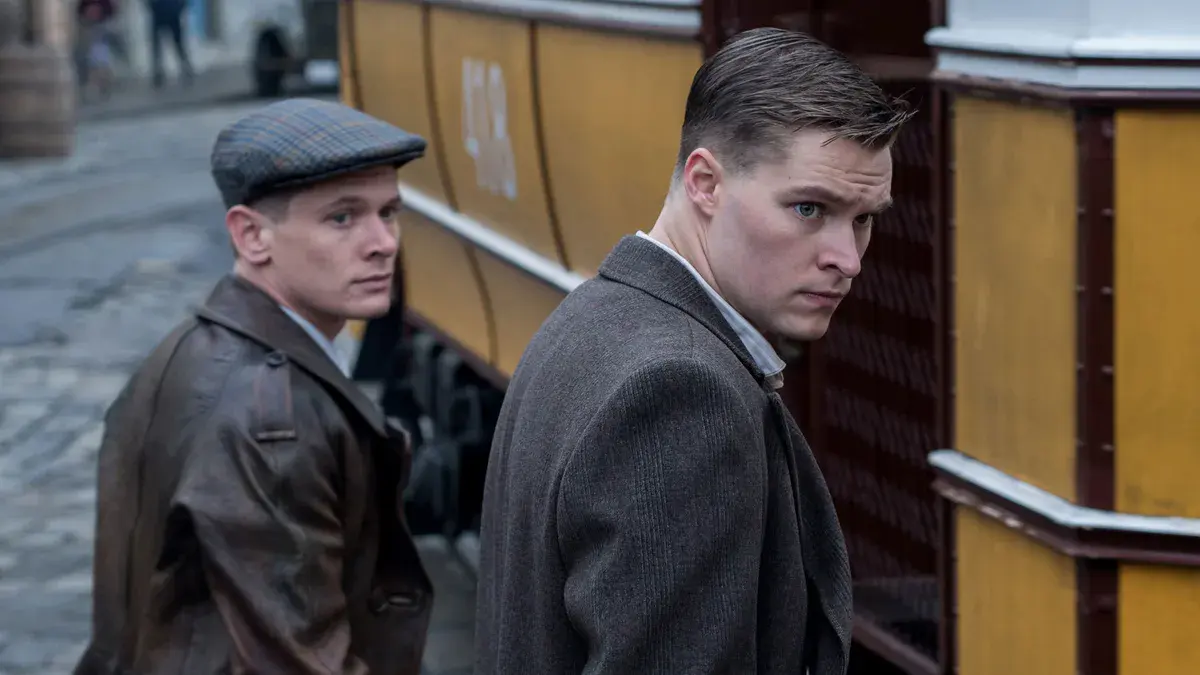 HHhH : Jack O'Connell et Jack Reynor, les deux parachutistes tchécoslovaques, près d'un tramway de Prague