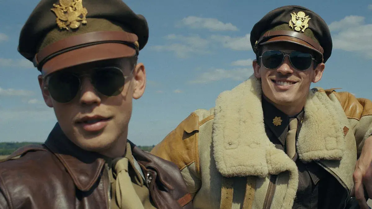 Masters of the Air : Austin Butler et Callum Turner en tenue d'aviateurs américains, casquette d'officier et blouson de cuir