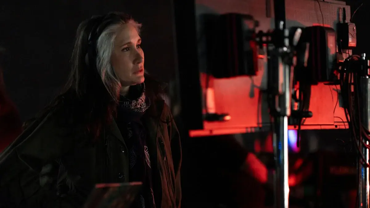 Issa López derrière un moniteur sur le tournage de True Detective Night Country