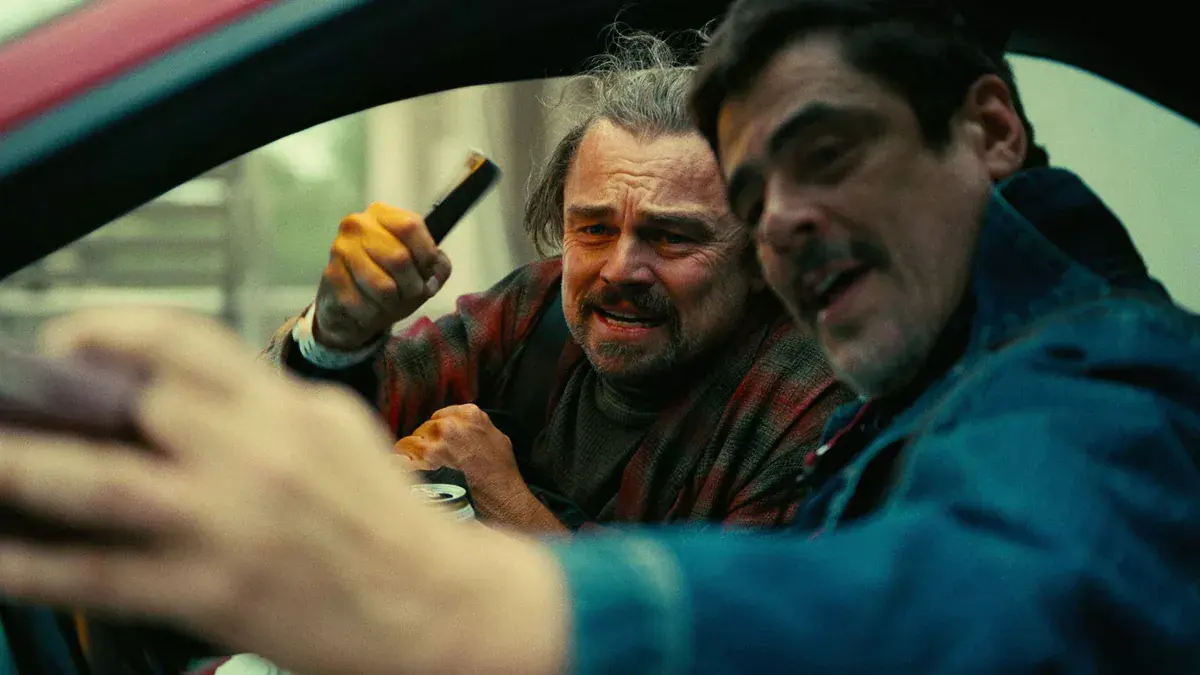 Leonardo DiCaprio et Benicio del Toro dans une voiture, dans Une bataille après l'autre de Paul Thomas Anderson, sacré meilleur film aux Oscars