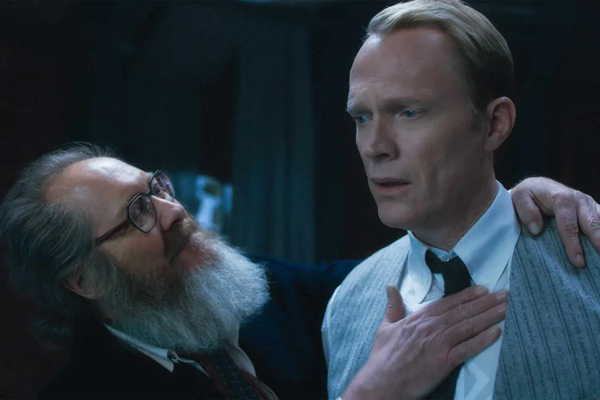 James Spader en avatar humain d'Ultron, barbu et à lunettes, le bras autour des épaules de Paul Bettany en Vision sous forme humaine dans VisionQuest