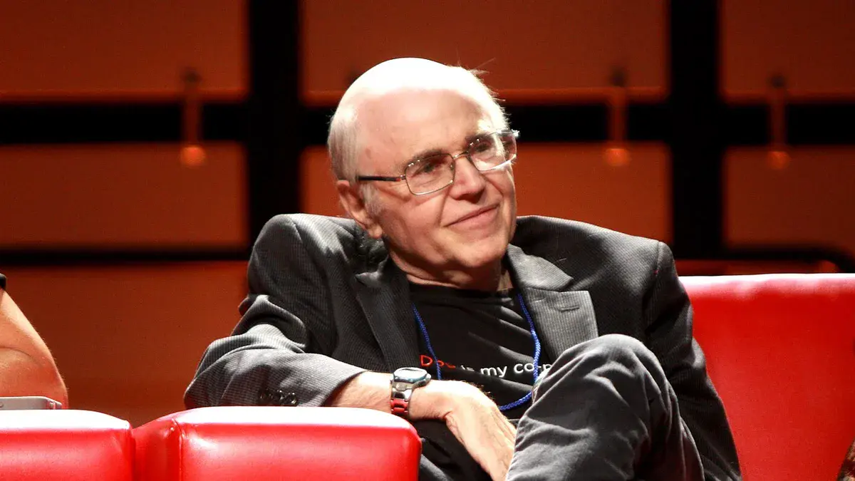 Walter Koenig, souriant, assis sur un canapé rouge lors d'une table ronde au Phoenix Comicon en 2013