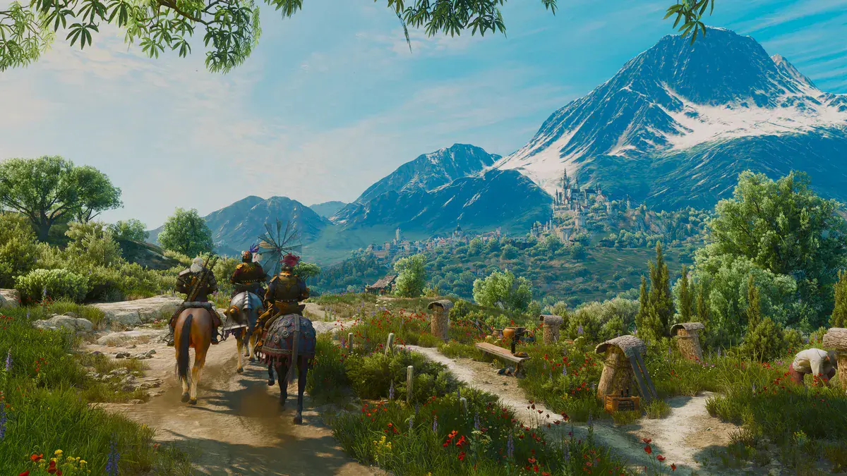 The Witcher 3 : Geralt et deux chevaliers de Toussaint à cheval sur un chemin fleuri, face au château de Beauclair et aux montagnes enneigées