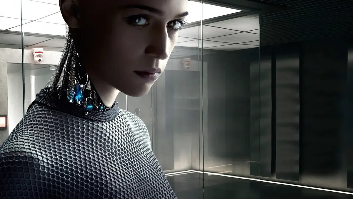 Alicia Vikander en Ava, l'androïde d'Ex Machina d'Alex Garland, dans un couloir vitré