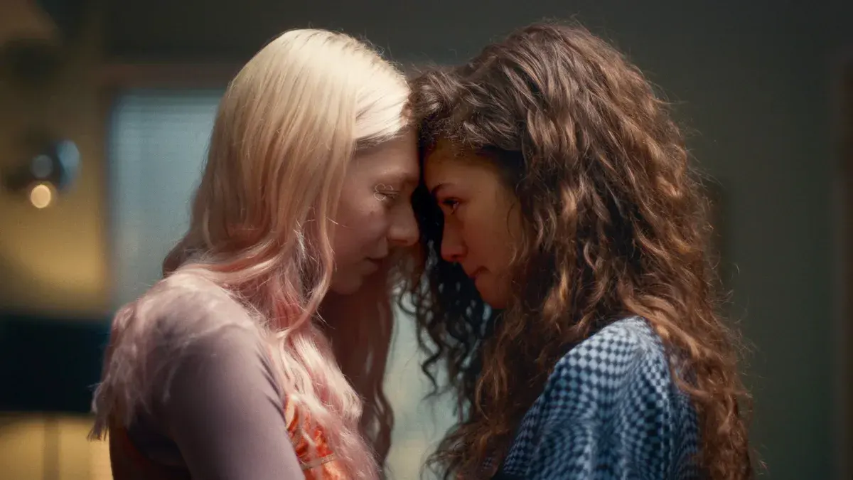 Jules (Hunter Schafer) et Rue (Zendaya) front contre front dans la série Euphoria de HBO