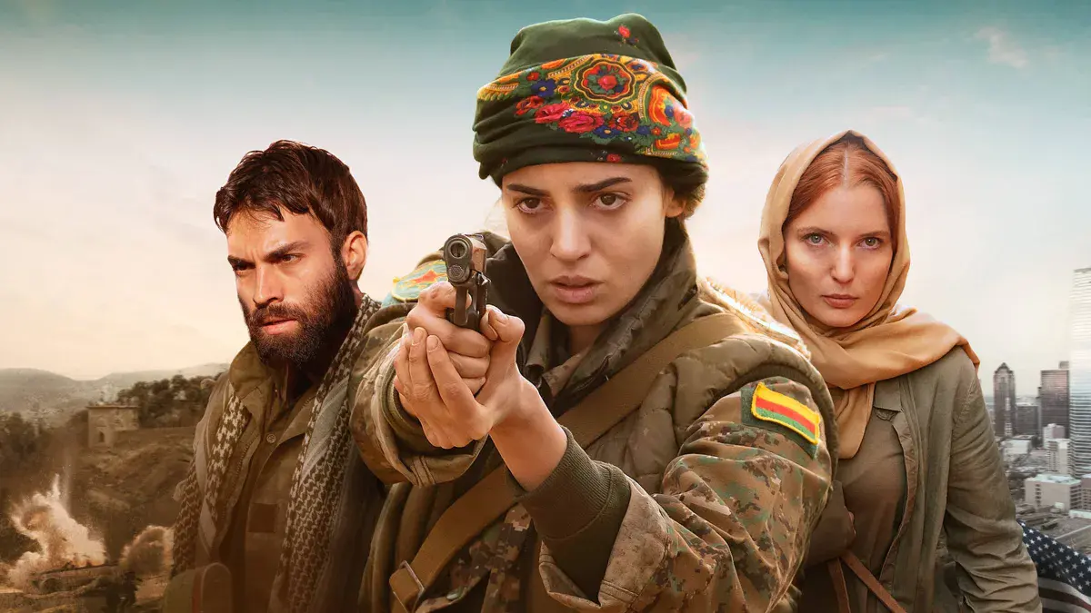 Une combattante kurde braque un pistolet, entourée de deux autres personnages, sur un visuel officiel de la série No Man's Land